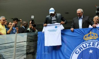 Júlio Baptista é recebido com festa na chegada à Belo Horizonte