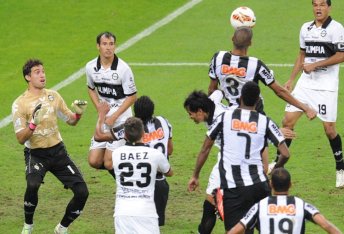 Cuca poupa titulares, mas nega desrespeito ao Cruzeiro