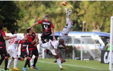 Vitória reforça defesa para encarar o Coritiba no Paraná