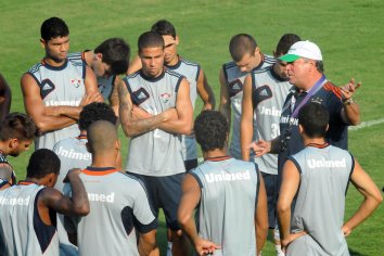 Com Abel Braga ameaçado, Fluminense encara Grêmio