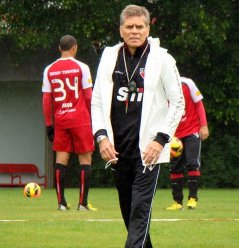 Em crise, São Paulo faz clássico contra o Corinthians