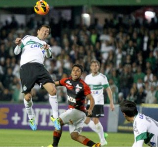 Coritiba 1 x 1 Vitória – Trave impede mais um show de Alex!