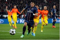 Francês: Sem acerto com o Barcelona, brasileiro renova com PSG