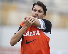 Insatisfeito, zagueiro diz que Corinthians está indo mal em casa