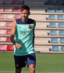 Espanhol: Neymar treina com bola e viajará para Polônia com Barça