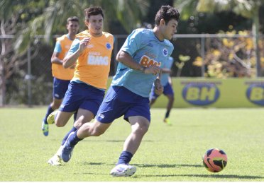 Cruzeiro anuncia renovação de atacante até 2017