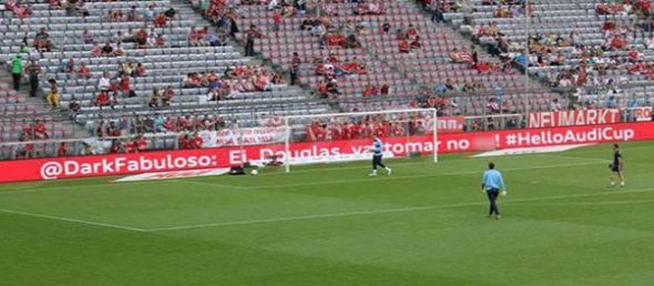 Pela internet, torcida do SP xinga Douglas e Bayern publica