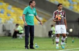 Recém-contrato, técnico dedica vitória a Abel após estreia no Flu