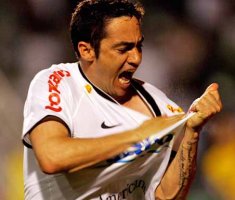 Zagueiro deve trocar Corinthians por clube de Roberto Carlos