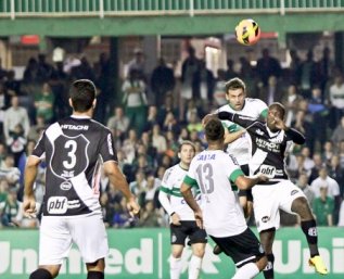 Treinador da Ponte Preta critica arbitragem após derrota