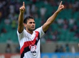 Homenagem! Artilheiro do Brasileirão dará nome de seu clube à filha