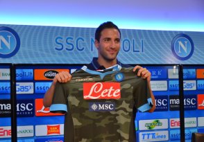 Italiano: Ex-atacante do Real chega ao Napoli e mira o título