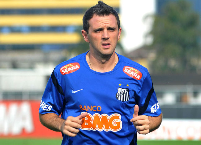 Para meia argentino, Santos deve ‘curtir’ amistoso com Barcelona