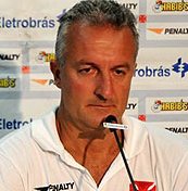 Técnico sente falta de Juninho, mas vê Vasco evoluir