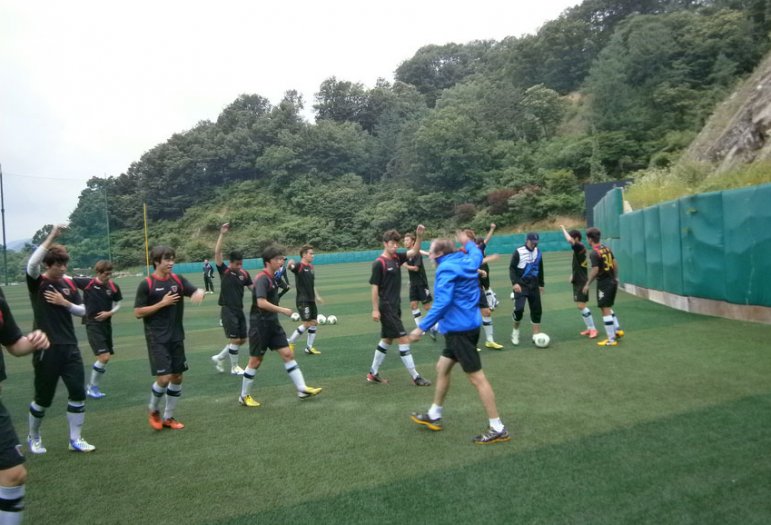 Em duelo de preparadores físicos brasileiros, Luís Flávio Buongermino leva a melhor