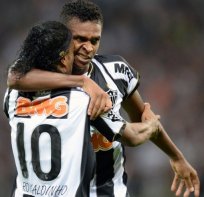 Ronaldinho e Jô treinam e devem reforçar o Atlético-MG contra o líder Botafogo