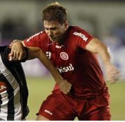 Com dores na coxa, zagueiro segue como desfalque no Inter