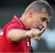 Treinador comanda último treino do São Paulo antes de jogo no Japão