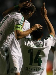 Novo artilheiro festeja seu belo gol e a vitória de virada do Palmeiras