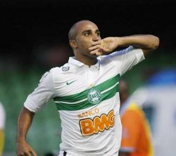 Ex-atacante de Timão e Santos reforça ataque do Coritiba contra Grêmio
