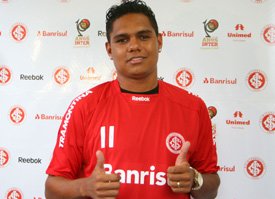Nada feito! Empresário nega saída de meia-atacante do Internacional