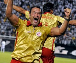 Série B: Ex-treinador do rival fecha com 