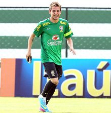 Bernard diz ter ouvido Felipão antes de aceitar proposta