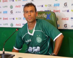 Logo agora? Volante sente lesão no joelho e preocupa Guarani