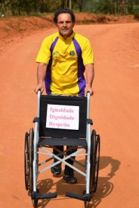 Brasileiro caminhará 10.700km contra as barreiras arquitetônicas