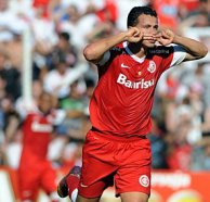 Atacante recusa proposta do Zenit e afirma que fica no Inter