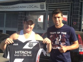 Após sorteio, Diego Sacoman presenteia torcedor da Ponte com camisa oficial