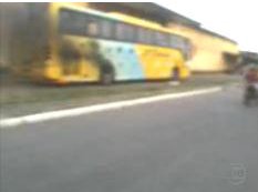 Torcidas de times da Série B brigam e deixam ônibus queimado