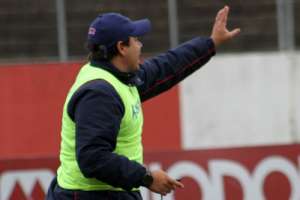 Após vitória, técnico do Paraná desabafa e revela salários atrasados no clube