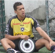 São Paulo faz proposta e encaminha acerto com zagueiro de rival do Brasileirão