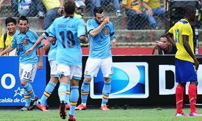 Com mudanças, Espanha supera Equador fora de casa