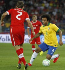 Copa 2014: Cheio de remorso Daniel Alves pede perdão a Jefferson pelo gol contra