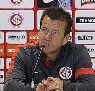 Técnico do Inter critica árbitro e reclama de gandula após empate