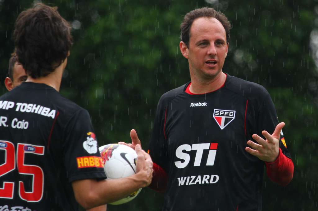 São Paulo mira finalista da Libertadores para vaga de Ceni em 2014