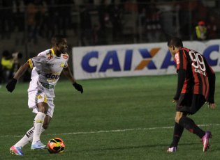 Atlético-PR 2 x 1 Criciúma – Furacão vira e encosta no G4