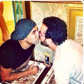 Imagine se for campeão… Atacante do Timão dá selinho em ‘amigo’ após vitória