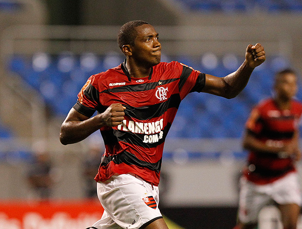 Meia e atacante passam por exame e reforçam o Santos