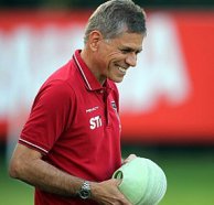 Dirigente garante que técnico do São Paulo fica mesmo em caso de derrota