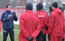 Twente goleia no holandês e brasileiro da comissão técnica comemora