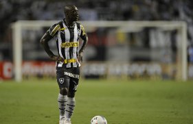 Atacante do Botafogo vê Seedorf como pai e diz aceitar cobranças