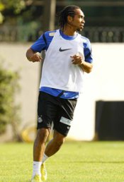 Santos oficializa contratação do atacante de rival do Brasileirão