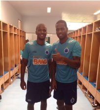 Em treinamento, zagueiro do Cruzeiro revela encontro com ídolo Dedé