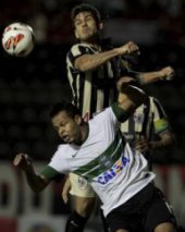 SUL-AMERICANA: Macaca fica perto da vaga; Vitoria marca no fim