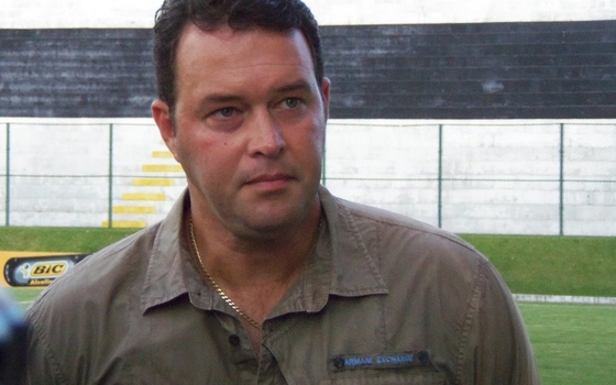 ABC contrata zagueiro de rival da Série B e negocia com ex-lateral do Goiás