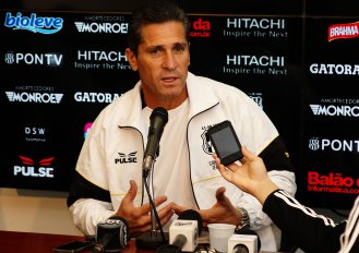 Jorginho se inspira em gênios e contrasta com ambiente tenso da Ponte