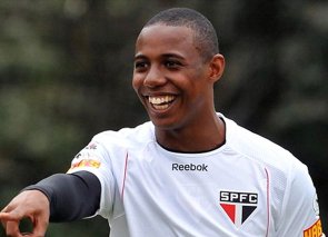 Volante revela propostas e ensaia saída do São Paulo